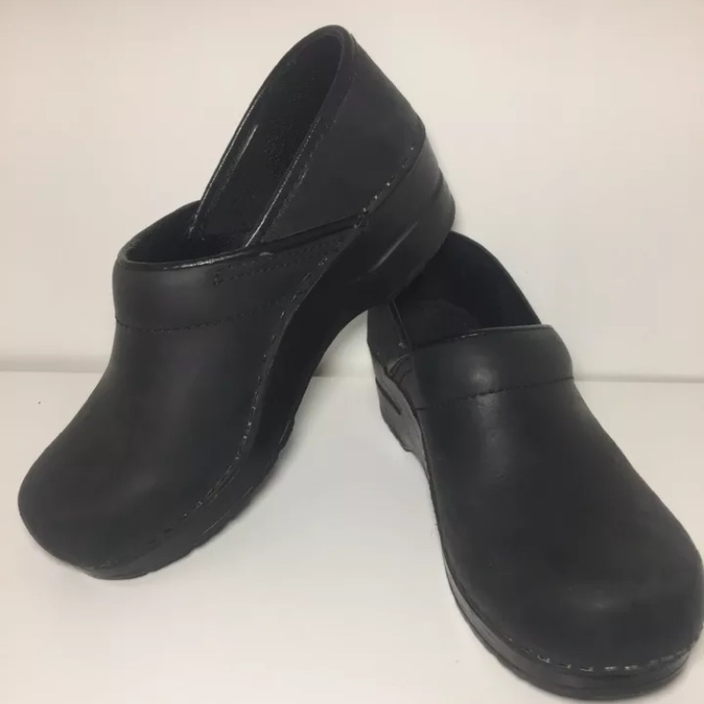 Dansko Black cabrio leather Clog size 36 Narrow